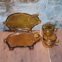Vintage Tiara Exclusives Bernstein Glas Schwein Snack Set Tablett Und Tasse 2Er-Set Vintage Tiara Exclusives Bernstein Glas Schwein Snack Set Tablett Und Tasse 2Er-Set von JodamelTreasures