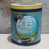 Vintage Tootsie Roll Sammler Dose Lächelndes Mondgesicht Die Welt Süßer Machen von JodamelTreasures