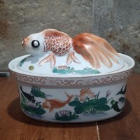 Vintage Weißes Porzellan Goldfisch Koi Fisch Terrine Bedeckte Servierplatte von JodamelTreasures