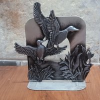 Vintage Zinn 3D Stockente Enten Im Flug Metall Buchstütze von JodamelTreasures