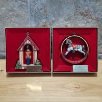 Vtg Hallmark Schaukelpferd Spielzeugsoldat Twirl Über Nostalgie Ornamente 2Er Set von JodamelTreasures