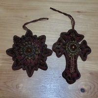 Vtg Kreuz & Schneeflocke Ornament Rot Samt Hand Bestickt Perlen von JodamelTreasures