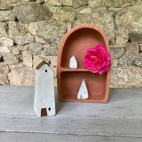 Handgemachte Terrakotta Unglasierte Freistehende Platte Gebaut Keramik Regal Organizer Einheit Vitrine von JoddCeramics