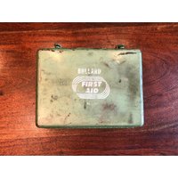 Mid Century Bullard Erste-Hilfe-Kasten Mit Inhalt - Vintage Zur Wandmontage Industrielles Dekor von JoeBlake
