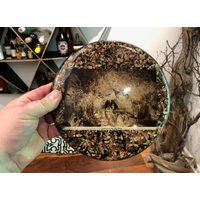 Mid Century Carlsbad Caverns Acryl Mit Cave Pebbles Souvenir Topfuntersetzer - 20 cm Breit National Park Arizona von JoeBlake