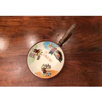 Mid Century Handbemalte Drei Kleine Schweine Snacks Keramikschale Mit Holzgriff - Japan Vintage Handled Snack Dish von JoeBlake