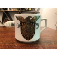 Vintage C. 1976 Zweihundertjahrfeier Gedenk-Kaffeebecher Aus Metall Und Porzellan Mit Dem Minuteman-Münzenmedaillon - Dekor von JoeBlake
