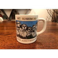 Vintage C. 1991 Mount Rushmore 50 Jahre Jubiläum Keramik Souvenir Kaffeetasse - Black Hills Of South Dakota Mt von JoeBlake