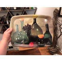 Vintage Fiberglas-Serviertablett Mit Glasflasche-stillleben Aus Den 1960Er Jahren - Vintage-Fiberglas-Bar-Tablett Mid Century Glas Lap-Tablett von JoeBlake