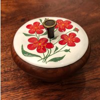 Vintage Signiert C. 1970Er Emaille Deckel & Holz Trinket Box Schüssel Mit Roten Blumen von JoeBlake