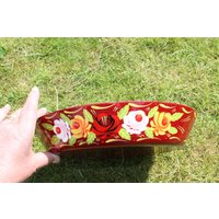 Schmales Boot Oder Barge Ware, Handgemalte Blumen Verzieren Einen Großen Kirschroten Emaille Unterteller, Ideal Als Blumentopfhalter Schmales Boot Oder Barge Ware, Handgemalte Blumen Verzieren Einen Großen Kirschroten Emaille Unterteller, Ideal Als Blumentopfhalter von JohnGaleVintage