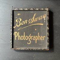 C. 1920 Ben Swan Photographer Sandgemaltes Holz Handelsschild Mit Original Holzrahmen von JohnMihovetz