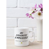 Lieblingsangestellter Mein Hat Mir Diese Tasse Gegeben Premium-Qualitäts-Tasse Zum Chef, Geburtstagsgeschenk Oder Büroleiter-Geschenk von JoiyLanDesigns