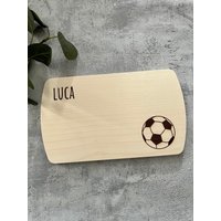 Frühstücksbrettchen Personalisiert | Schneidebrett Geschenkidee Für Kinder Holzbrett Mit Name Und Motiv Fußball Jomarodesign von JomaroDesign