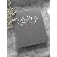 Rezeptordner | Ordner Lieblingsrezepte A4 Aus Leinen Geschenkidee Aufbewahrung Rezepte Backen Kochen Jomarodesign Rezeptordner | Ordner Lieblingsrezepte A4 Aus Leinen Geschenkidee Aufbewahrung Rezepte Backen Kochen Jomarodesign von JomaroDesign