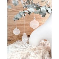 Christbaumkugel | Weihnachtskugel Aus Milchglas Baumschmuck Individualisierte Kugel Personalisiert Christbaumanhänger von JomihUnique