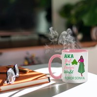 Aka Mädchen in Einer Anwaltswelt, Benutzerdefinierte Anwalt Tasse, Alpha Kappa Inspirierte Geschenk Für Soror Anwalt, Rosa Und Grün von JonesWorldOrder