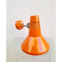Mid Century Orange Wandlampe/Retro Wandleuchte Industrielle Metall Wandbeleuchtung Space Age Jugoslawien 1970 /'70Er Jahre Mid Century Orange Wandlampe/Retro Wandleuchte Industrielle Metall Wandbeleuchtung Space Age Jugoslawien 1970 /'70Er Jahre von Jooovanka