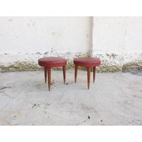 Vintage Dreibein Hocker/Mid Century Kunstleder Ottoman Eco Leder Und Holz Fußhocker Rot Paar Italien 60Er von Jooovanka