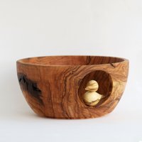 Handgemachte Obstschale Aus Olivenholz Mit Vogel - Rustikales Herzstück von Josefwoodturner