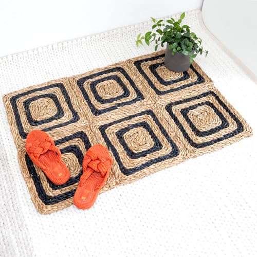 Josephina CEBUU Teppich, 90x60cm Natur-Teppich aus Seegras, Läufer für Wohnzimmer, Balkon & Flur, Faltbarer Balkonteppich, Küchenteppich, Matte handgeflochten im Boho-Stil in Natur + Schwarz Josephina CEBUU Teppich, 90x60cm Natur-Teppich aus Seegras, Läufer für Wohnzimmer, Balkon & Flur, Faltbarer Balkonteppich, Küchenteppich, Matte handgeflochten im Boho-Stil in Natur + Schwarz von Josephina