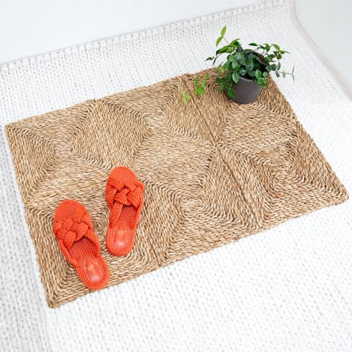Josephina DAVAOO Teppich, 90x60cm Natur-Teppich aus Seegras, Läufer für Wohnzimmer, Balkon & Flur, Faltbarer Balkonteppich, Küchenteppich, Matte handgeflochten im Boho-Stil in Natur/Strohfarben Josephina DAVAOO Teppich, 90x60cm Natur-Teppich aus Seegras, Läufer für Wohnzimmer, Balkon & Flur, Faltbarer Balkonteppich, Küchenteppich, Matte handgeflochten im Boho-Stil in Natur/Strohfarben von Josephina