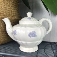 Vintage Großmutter Es Ironstone China Steingut Teekanne Weiß Lila Made in Italy von JoshuaTreeGoods