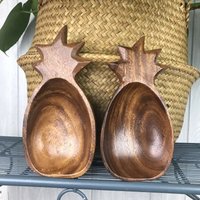 Vintage Holz Handgeschnitzte Ananas Förmige Affen Pod Servierschüsseln 2Er Set von JoshuaTreeGoods