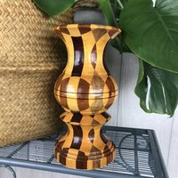 Vintage Segmentierte Multi Holz Mosaik Handgedrehte Vase Zweifarbig Mid Century Modern von JoshuaTreeGoods