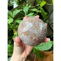 Polierte Ozeanjaspis Kugel Candy Jaspis Kristall - Wurzelchakra, Energieheilung, Beruhigung, Stressabbau, Mutter Erde, & Glück von JosiesFindYourCenter