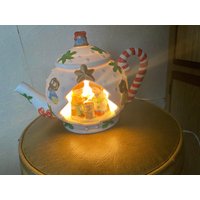 Vintage Keramik Weihnachtslicht Teekanne Mit Lagerfeuer Figuren von JourdanAuctions