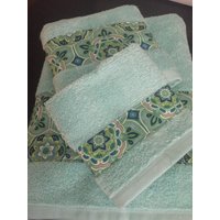 Aqua Handgefertigte Hand Genäht 3-Teilige Badetuch Set Getrimmt Mit Mehrfarbigen Baumwolle Druck von JoycesCandlesShoppe