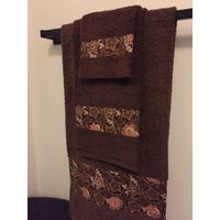 Handgefertigtes 3-Teiliges Dunkelbraunes Badetuch-Set Mit Dunkelbraunem Blumendruck von JoycesCandlesShoppe