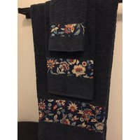 Handgemachte 3-Teilige Marine Blau Badetuch Set Getrimmt Mit Blumendruck von JoycesCandlesShoppe
