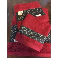 Handgemachtes 3-Teiliges Tiefes Burgundrotes Badetuch-Set Mit Schwarz/Weiß-Theater-Damast-Baumwolldruckstoff von JoycesCandlesShoppe