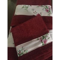 Wunderschönes Tief Weinrotes 3-Teiliges Handtuch-Set Mit Rosa Floralem Baumwolldruckstoff von JoycesCandlesShoppe
