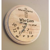 Lehrer Ruhestand, Individuelle Uhr, Wen Interessiert Das, Ich Bin Im Graviert von JoyfulCreations3