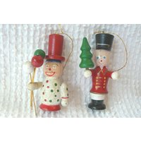 Vintage Bemalte Weihnachtsschmuck Aus Holz - 2Er-Set Clown Mit Luftballons Und Ein Soldat Baum Ornament, Holzsoldat von JoyfulMakesAndFinds