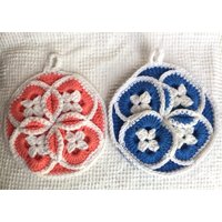 Vintage Gehäkelte Topflappen Untersetzer - 2Er-Set Blau Und Korallenrosa Mit Weiß Blauer Pfirsich Küchendekoration, Geschenke von JoyfulMakesAndFinds