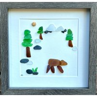 Braunbär Im Wald Seeglaskunst, 20x20 Gerahmtes Originalkunstwerk Aus Seeglas, Handgemachtes Geschenk Für Alle, Die Natur, Bäume Und Berge Lieben von JoyfulPebbleArt