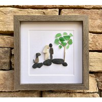 Braut Und Bräutigam Mit Hund - Geschenk Zur Hochzeit 20x22 | Handgefertigte Kieselstein-, Seeglas- & Keramikkunst Perfektes Für Brautpaare Haustier von JoyfulPebbleArt