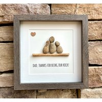 Gerahmtes Geschenk Für Papa, Handgemachte Kieselsteinkunst "Papa, Danke, Dass Du Unser Rock Bist", Von Kindern An Personalisiertes von JoyfulPebbleArt