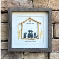 Liebespaar Mit Haustier | Benutzerdefinierte Familie Kieselstein Kunst 9x9 Gerahmtes Personalisiertes Familienbild von JoyfulPebbleArt