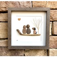 Paar Mit Hund Pebble Art, 8 X Gerahmte Bild, Personalisierte Haustier Kunstwerk, Perfektes Geschenk Für Hundebesitzer von JoyfulPebbleArt