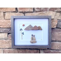 Paar in Den Bergen Gestaltete Kieselstein-Kunst, 8 X 10 Einzigartiges Handgemachtes Geschenk von JoyfulPebbleArt