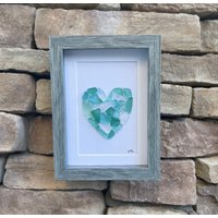 Sea Glass Liebe Herz Kunst | 15x20 Gerahmte Original in Schattierungen Von Blau & Teal Strand-Liebhaber-Geschenk Oder Küstenwand-Dekor Geschenk Für von JoyfulPebbleArt