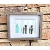 Wandern Im Wald Original Aquarell Und Kieselstein Kunst, 8 X 10 "Gerahmte Wanddekoration, Geschenk Zum Wandern, Paar Freunde von JoyfulPebbleArt