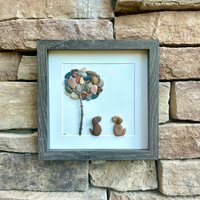 Zwei Hunde, Die Unter Baum, 9x9 Originale Gerahmte Kieselstein-Kunst, Perfektes Geschenk Für Hundebesitzer Sitzen von JoyfulPebbleArt