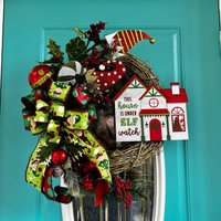 Weihnachtself Weinrebe Kranz, Rot Und Grün Urlaub Haustür Dekor, Roter Weihnachtsschmuck Elfen Schild von JoyfuljansCreations