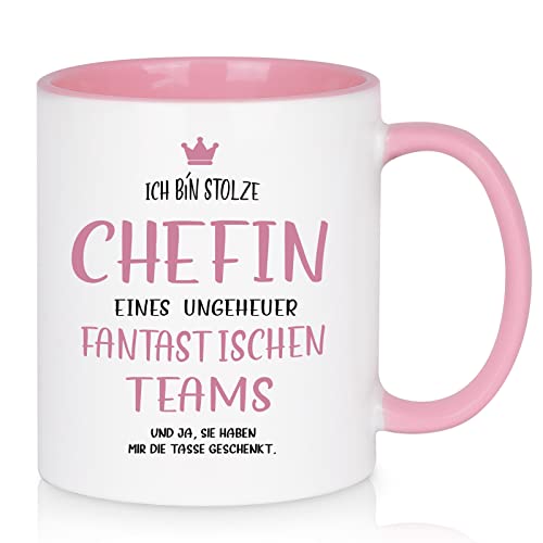 Joymaking Chefin Tasse mit Spruch - Ich bin stolzer Chefin eines Teams, Lustige Geschenk Tasse für Chefin zum Geburtstag Weihnachten, Abschied Geschenk für Kollegen Geschenkideen für Chefin von Joymaking